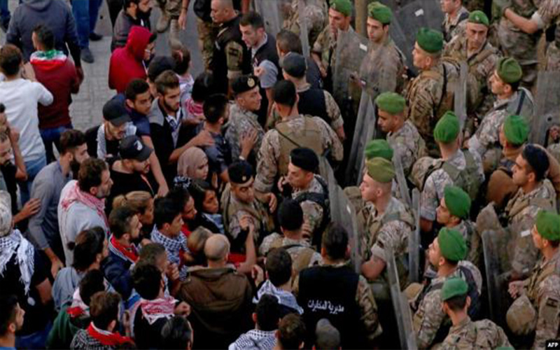 الجيش اللبناني يفتح طرقا أغلقها المحتجون