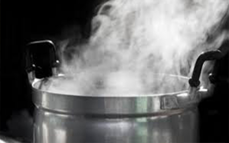 شخصان يحرقان آخر بـ”ماء مغلي” إثر