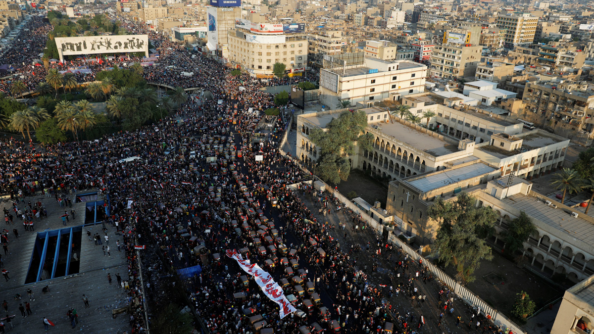 العراقيون يتدفقون لتنظيم أكبر احتجاج منذ