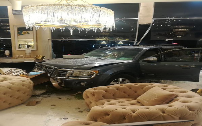 مركبة تقتحم محل أثاث في عمان