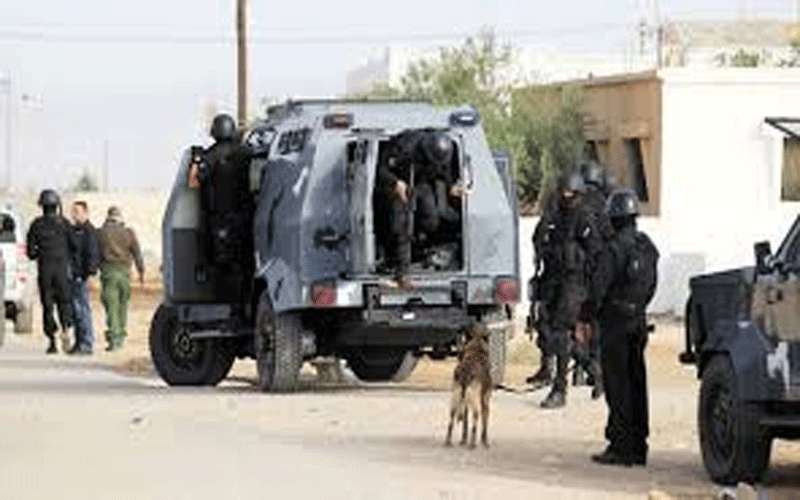 مداهمة ثلاثة مصانع يشتبه بارتكابها مخالفات