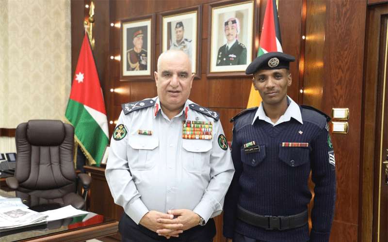 رقيب دفاع مدني ينقذ عائلة في