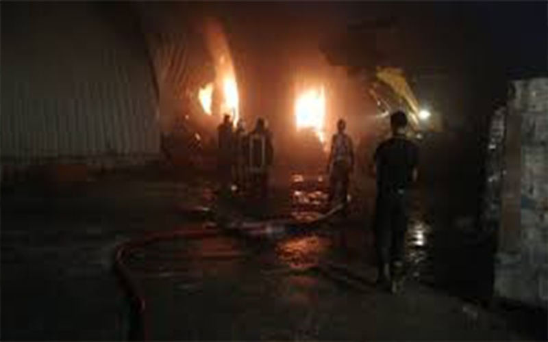 إخماد حريق مستودع بكس بولسترين في