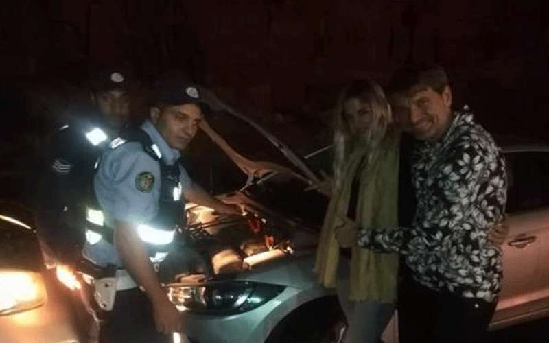 طاقم دورية يساعد سائحين ألمانيين