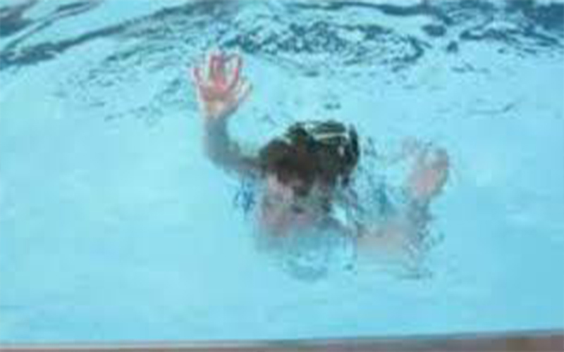 وفاة طفل غرقا داخل بركة سباحة