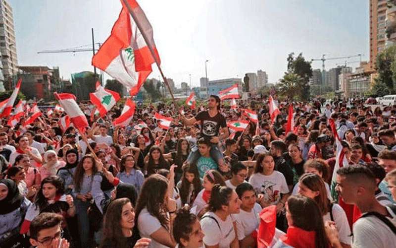 احتجاجات أمام منازل سياسيين لبنانيين