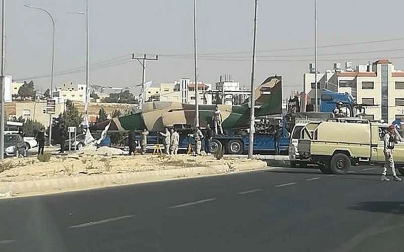 نصب طائرة حربية على دوار الشهيد