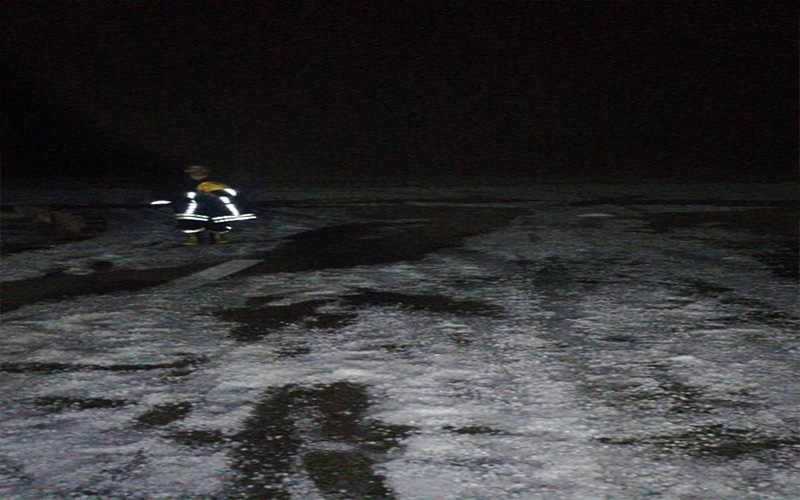 البرد والمطر يحاصران 10 أشخاص في