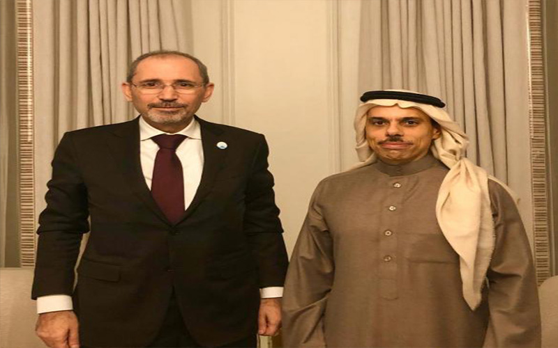 الصفدي ونظيره السعودي يبحثان اخر المستجدات