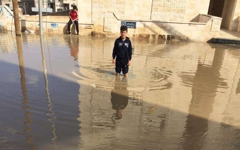 مياه الأمطار تحاصر بناية ومسجد في