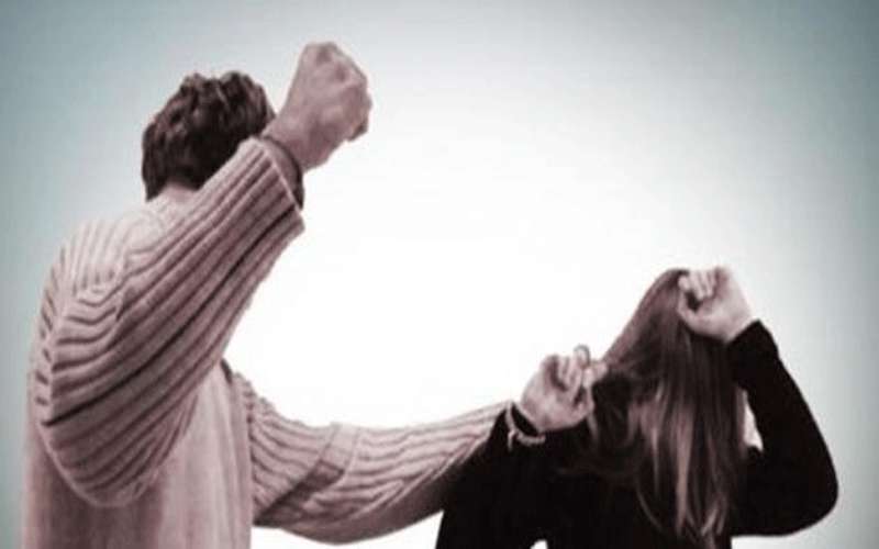 أردني يضرب زوجته بـلوح زجاجي لرفضها