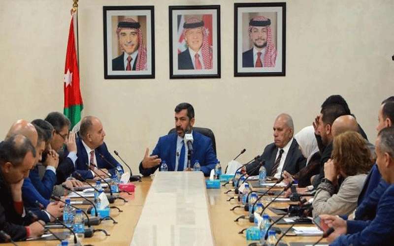 النواب يدعون لإيقاف تعيين شراء الخدمات