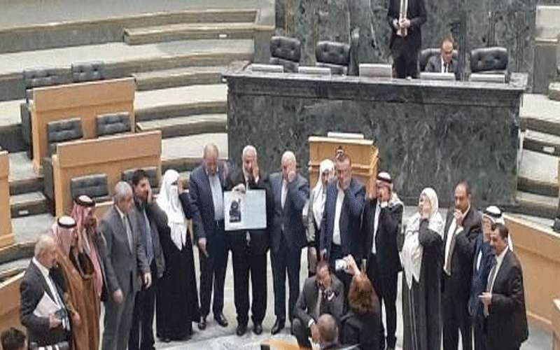 نواب الأردن يتضامنون مع معاذ العمارنة