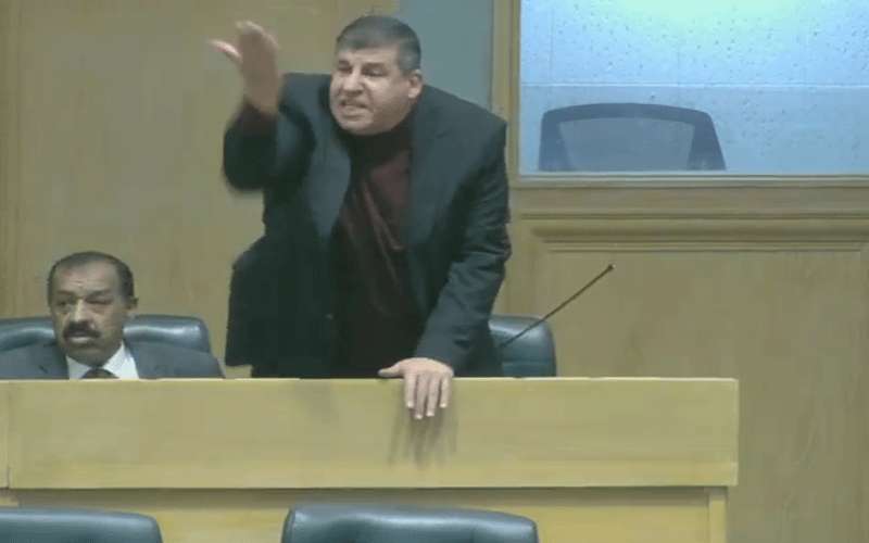 السعود يتلف مايكرفون مجلس النواب