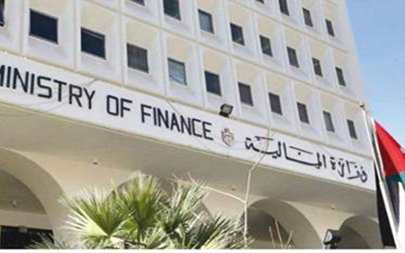 المالية: تخفيض الضريبة على المركبات يدخل