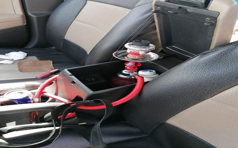 ضبط سائق مركبة يقوم بتدخين الأرجيلة