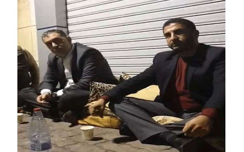 المعتصمون أمام الديوان الملكي يعلنون تعليق