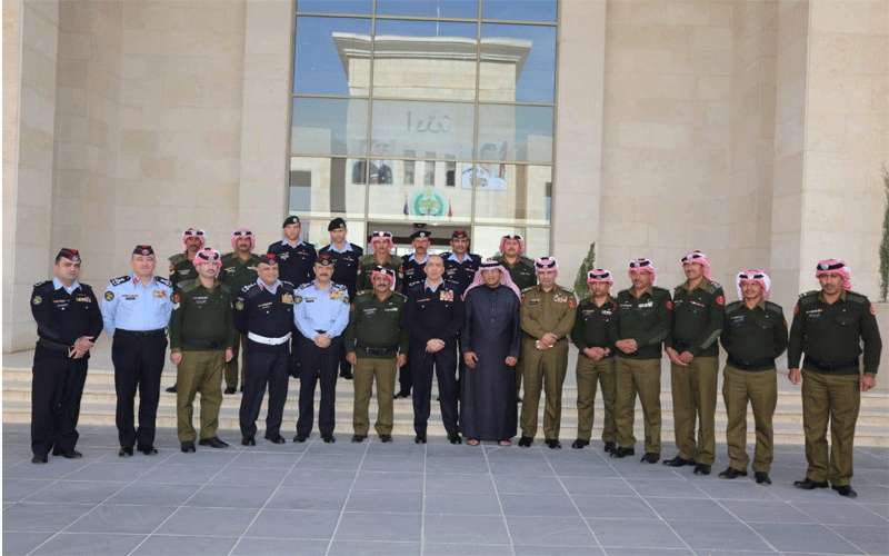 مدير الامن العام يكرم عددا من