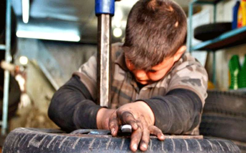 عمالة الأطفال قانون يمنعها وأعراف السوق