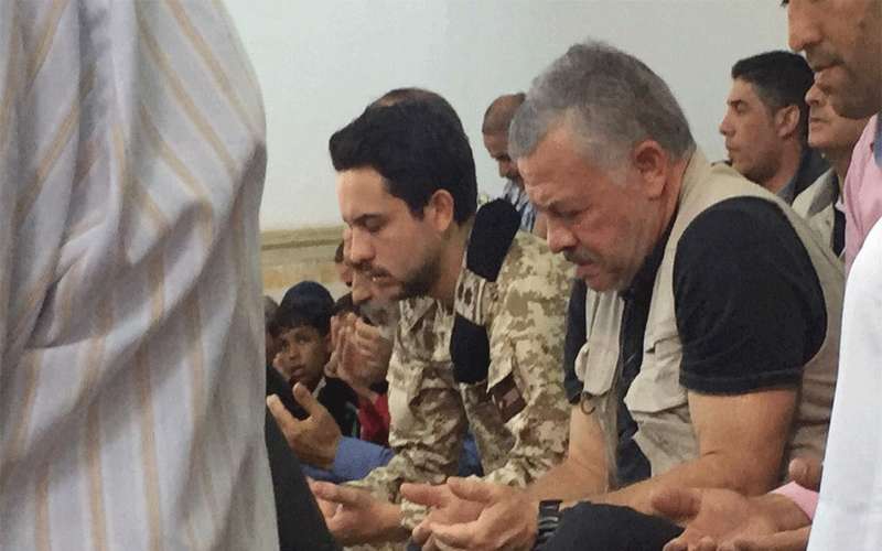 الملك والأمير حسين يؤديان صلاتي الجمعة