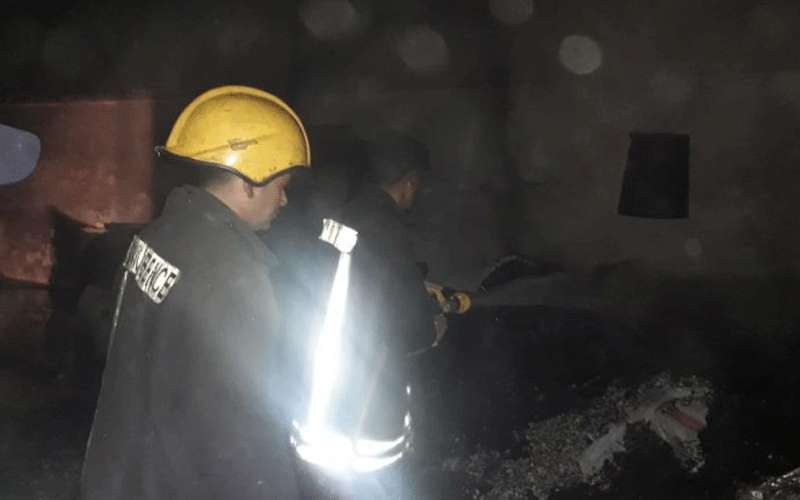 الدفاع المدني يخمد حريق مكتب داخل