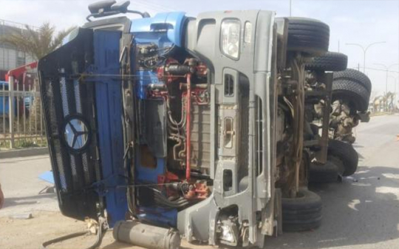 إصابة شخص اثر حادث تدهور تريلا