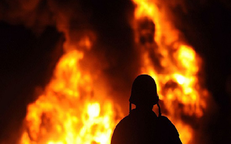 إخماد حريق شب في ساحة زيوت