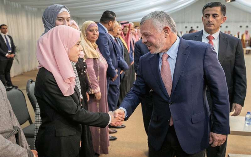 الملك يلتقي وجهاء وممثلي أبناء وبنات