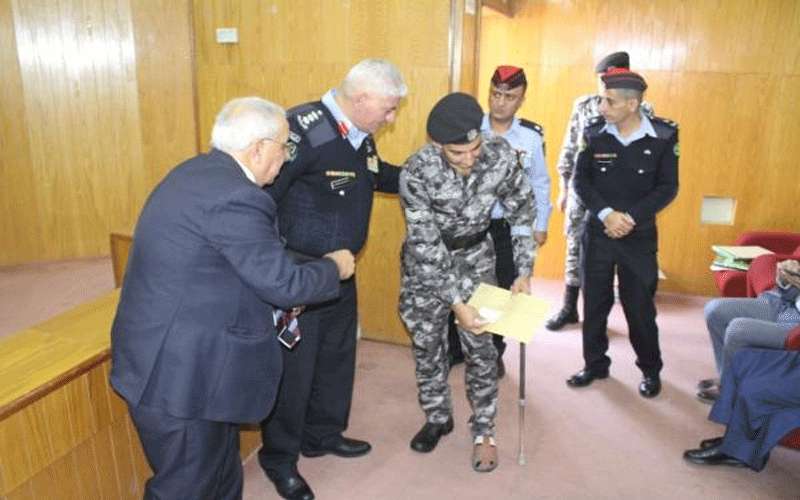 تكريم عدد من المصابين العسكريين في