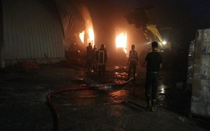 اخماد حريق مستودع تابع لإحدى المحلات