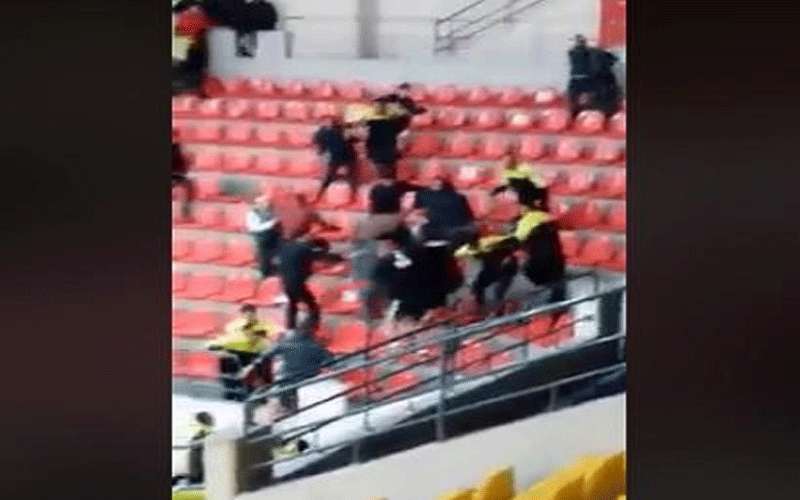 اشتباك بين لاعبي الأهلي وجمهور الوحدات