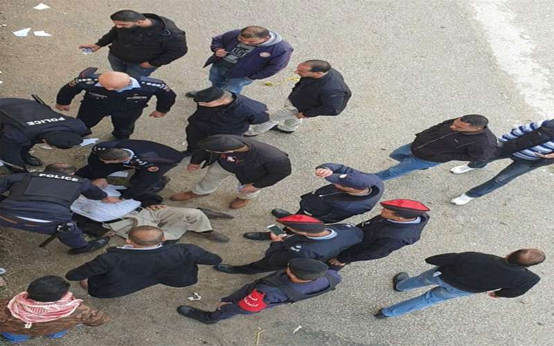 إصابة شخص سقط عن سور في