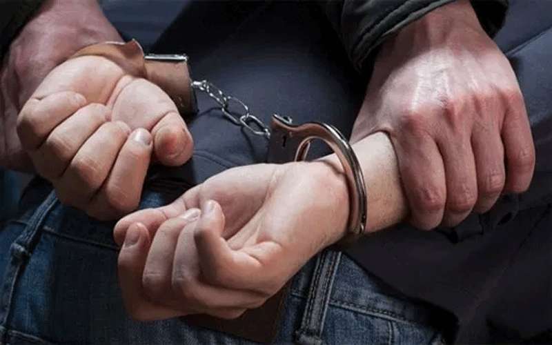 القبض على مطلوب أصاب ضابطي أمن
