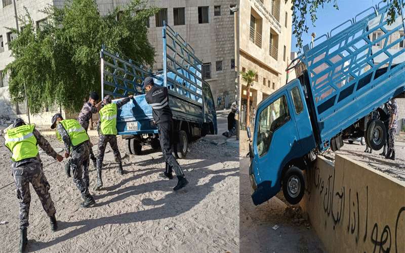 الدفاع المدني يتعامل مع حادث تدهور