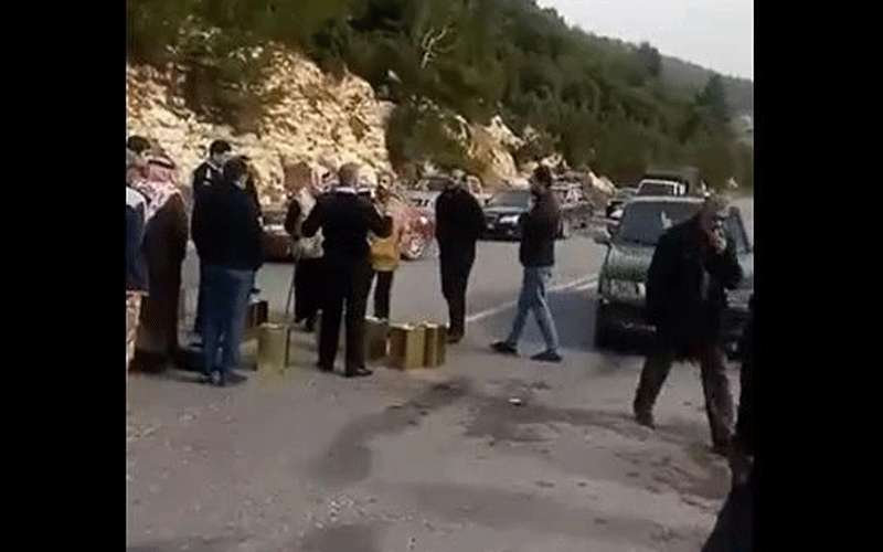 مزارعون يغلقون طريق جرش عجلون