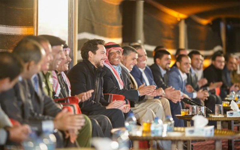 ولي العهد يلتقي مجموعة من أبناء