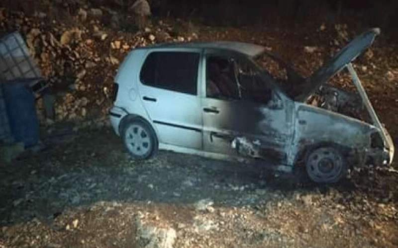 مستوطنون يحرقون مركبات فلسطينيين بنابلس