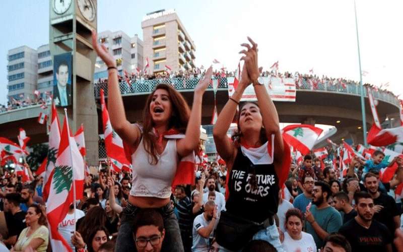 احتجاجات ليلية في لبنان رفضا لتكليف