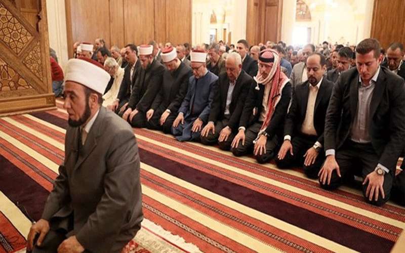 ولي العهد يشارك جموع المصلين صلاة