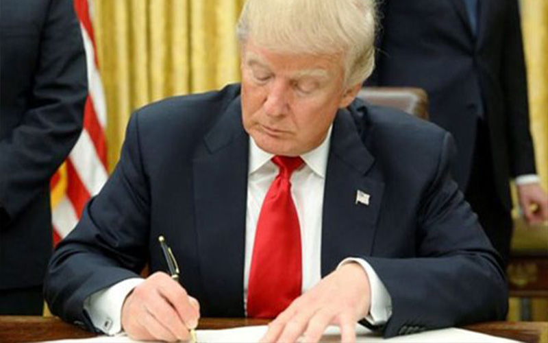 ترامب يحظر التدخين لمن هم دون