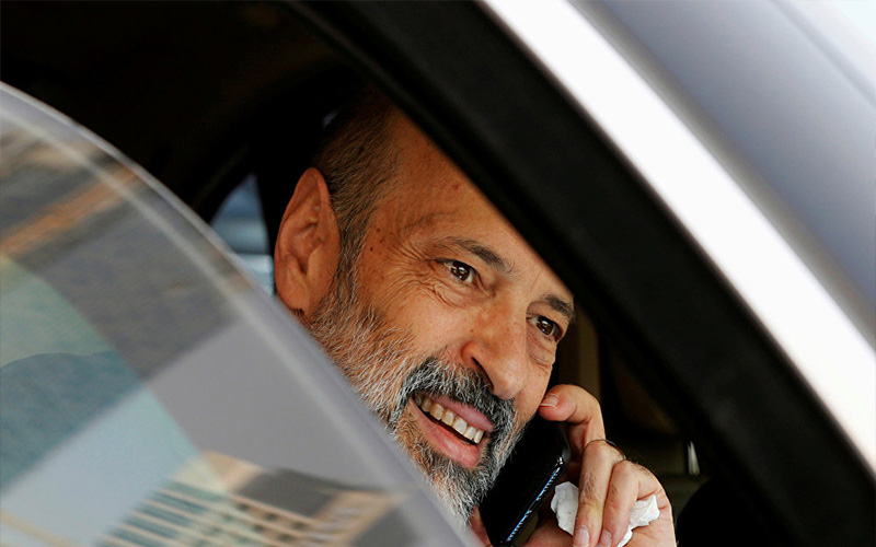 الرزاز يضيء شجرة عيد الميلاد في