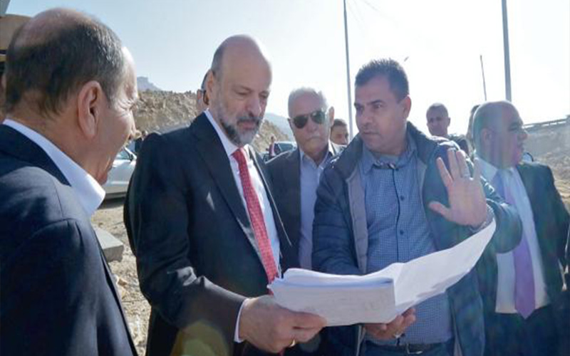 الرزاز يتفقد جسور البحر الميت