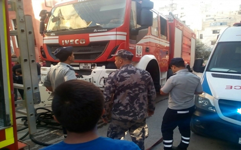 الدفاع المدني يخمد حريق محل دهان