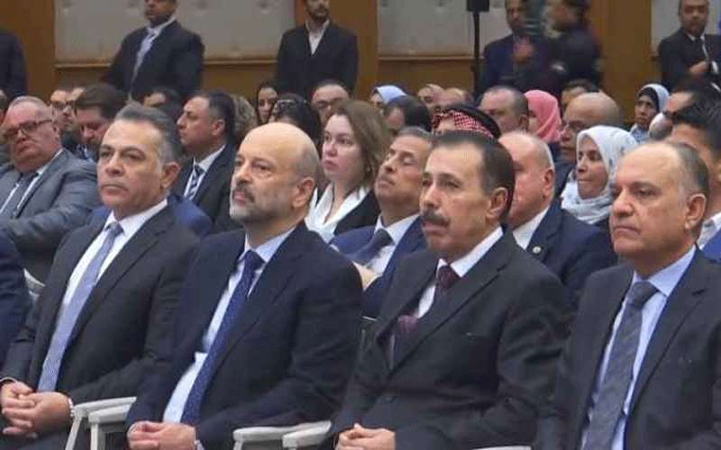 الرزاز: النقل العام لكل الأردنيين من