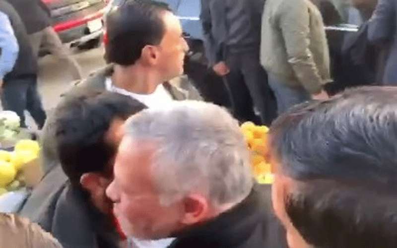 الملك يشتري الخضار والفواكة من بائع