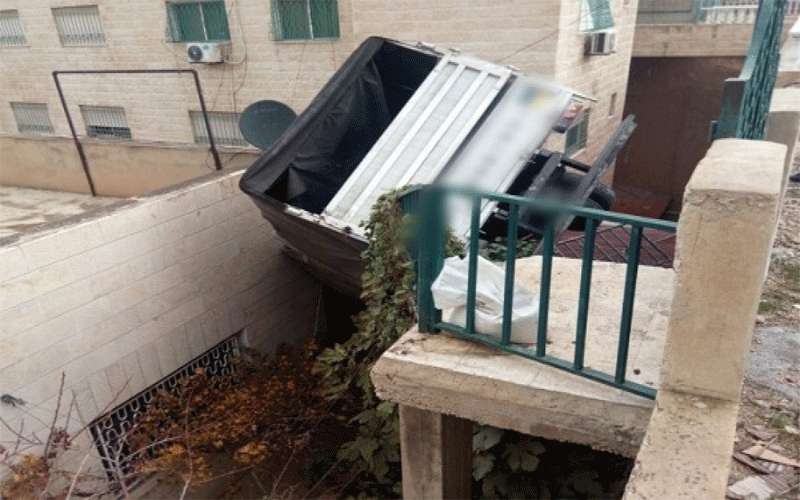 انزلاق مركبة وتدهورها على منزل في