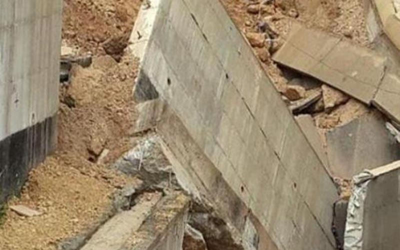 انهيار أسوار 5 منازل في عمان