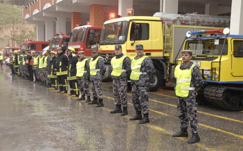 الدفاع المدني يؤمن 23 شخصا حاصرتهم
