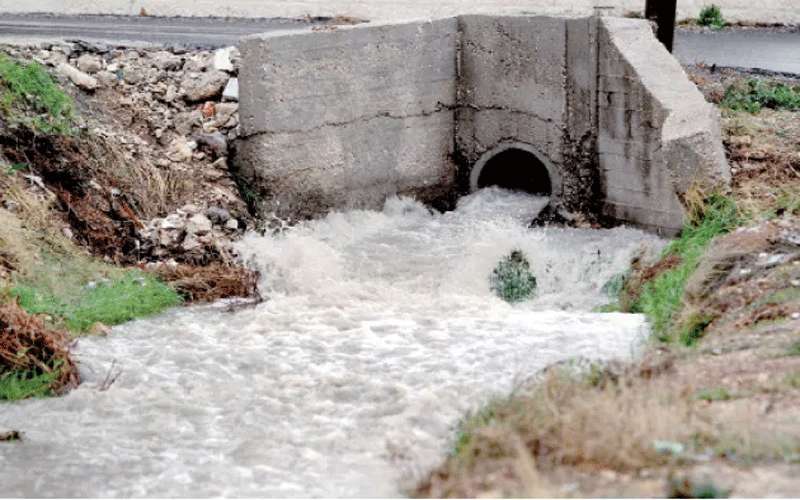 المياه تتعامل مع 500 شكوى صرف