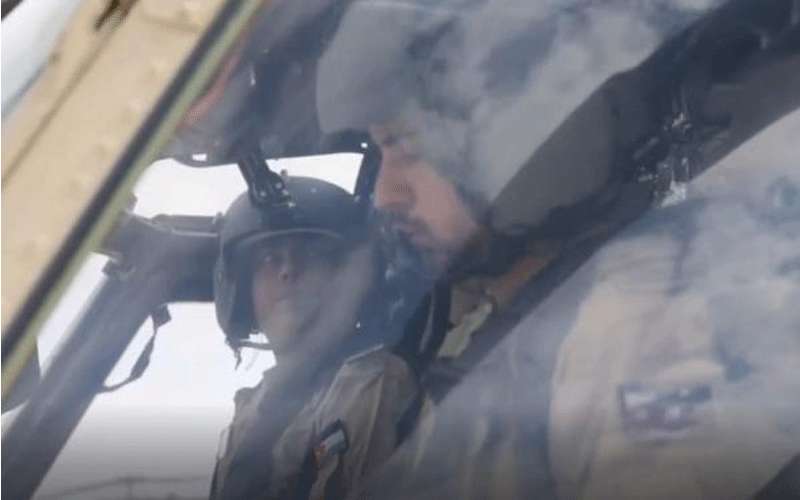 ولي العهد يقود طائرة عسكرية برفقة